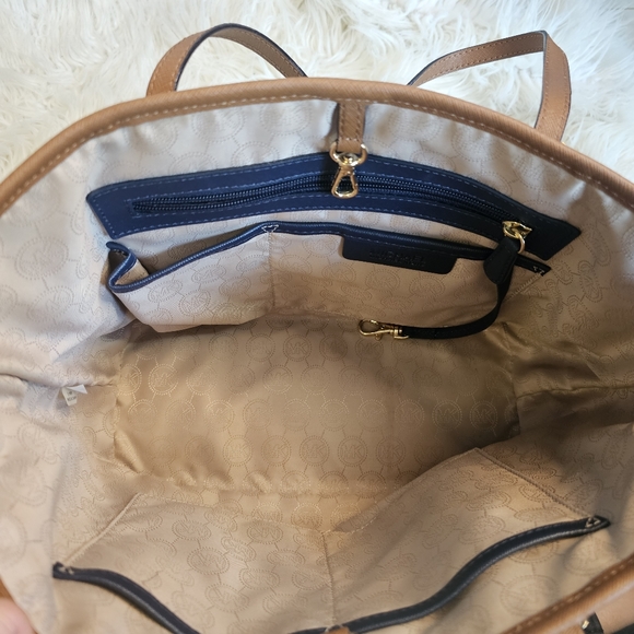 Michael Kors Saffiano Jet Set Summer Tote - Picture 4 of 15